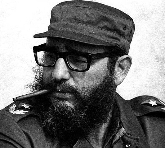 Fidel Castro renuncia como presidente de Cuba