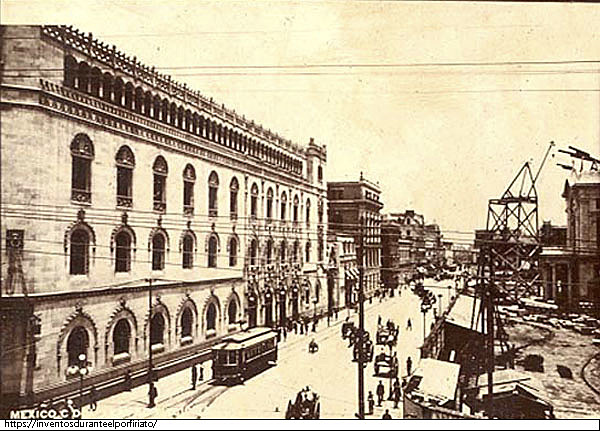 Las calles de México se iluminan por primera vez.