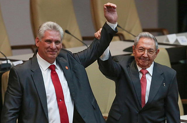 Raúl Castro Salió La Oficina del Presidente