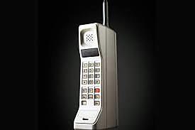 Se hace la primer llamada de un telefono movil.