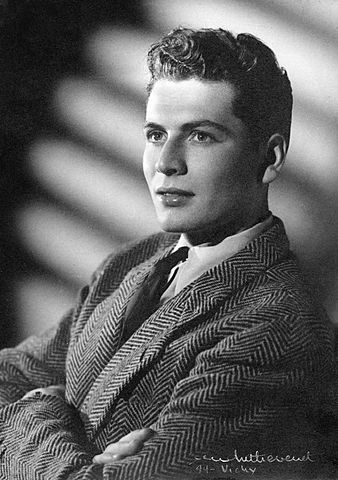 inizia a lavorare per Paquin e poi Schiaparelli.