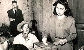 Mujer ejerce derecho al voto