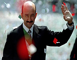 Carlos Salinas de Gortari toma la presidencia.