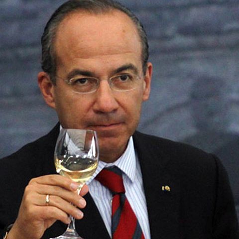 Felipe Calderón toma la presidencia.