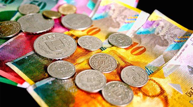 Suiza elimina el límite que había colocado al franco, de 1.20 unidades por euro.