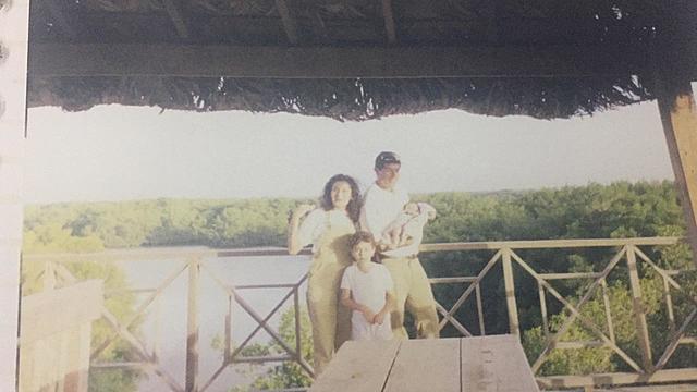 El primer paseo de la bebé y su hermanita fuera del país