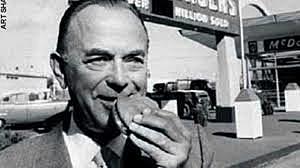 Ray Kroc abre su primer McDonald´s en Illinois.