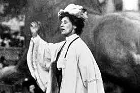 Mujeres de mas de 30 años pueden votar.