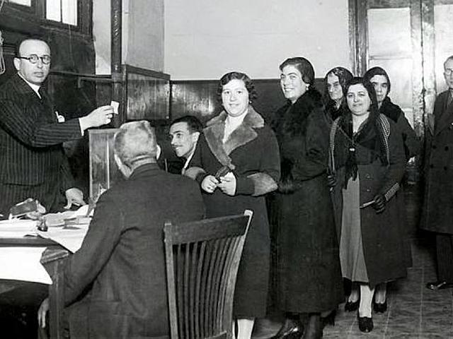 Las españolas votan por primera vez.