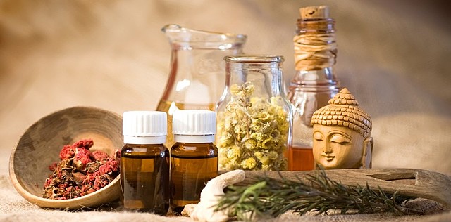 la medicina alternativa , ayurvédica (1500 a. C.)