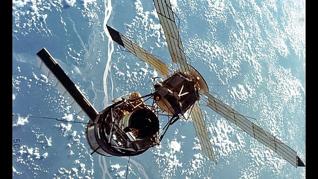 USA sends the first space station , Skylab , into the orbit
