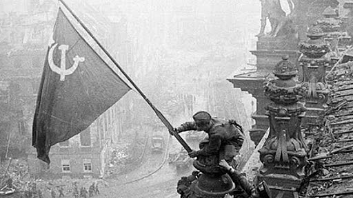 Revolución Rusa, marca el fin del imperio zarista y la salida de Rusia de la guerra.