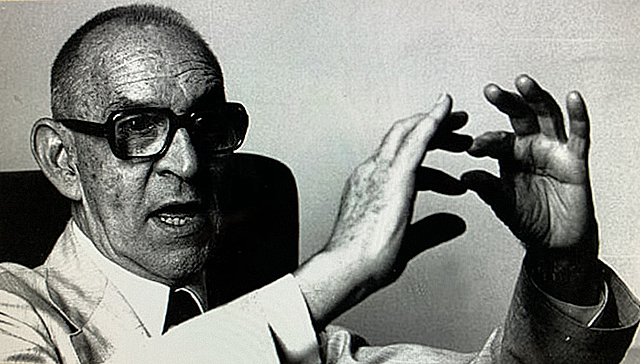 Al 1933, va participar en el famós creuer de 48 dies de 200 universitaris