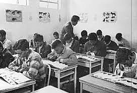 Creación de Escuelas para adolescentes débiles mentales.