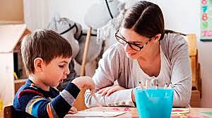 de maestro especialista en educación de niños con problemas de aprendizaje.