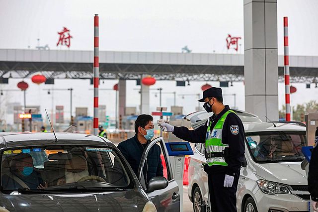 [p] Wuhan closes its airport and railway stations