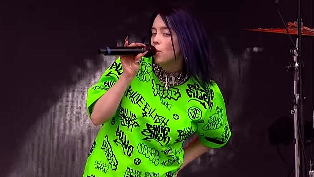 Escreveu sua primeira música.