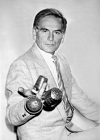 Riceve il ditale d'oro dell'alta moda francese realizzato da cartier, che premia la collezione più creativa della stagione.