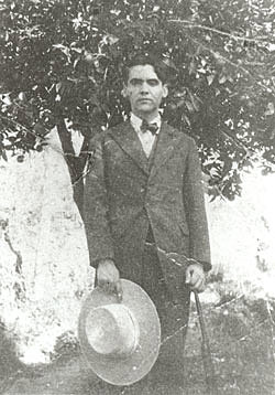 Se matricula en la universidad de Filosofía y Letras