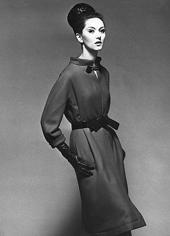 Vuole rendere la Haute-Couture più accessibile e lancia il reparto pret-a-porter.