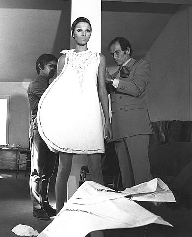 Inizia a disegnare le maschere e i costumi per il teatro.