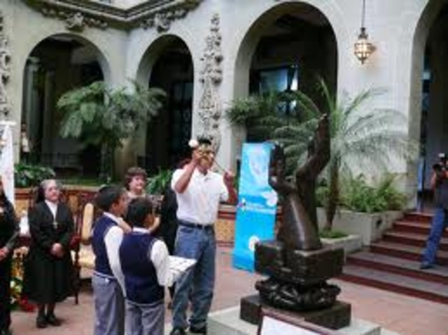 EL GOBIERNO INICIA CONVERSACONES DE PAZ A LA AGRUPACION REVOLUCIONARIA