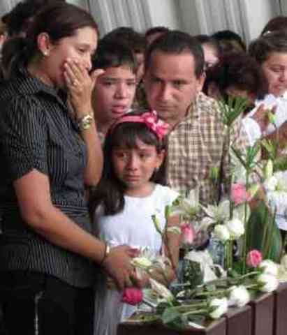 EL PRESIDENTE PAGA EN COMPENSACION A LAS FAMILIAS POR LOS ASESINATOS EN 1982