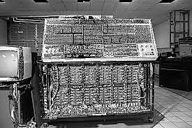 La empresa IBM lanza su primer computadora