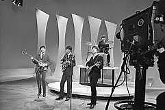 Primera transmisión en vivo por satélite.