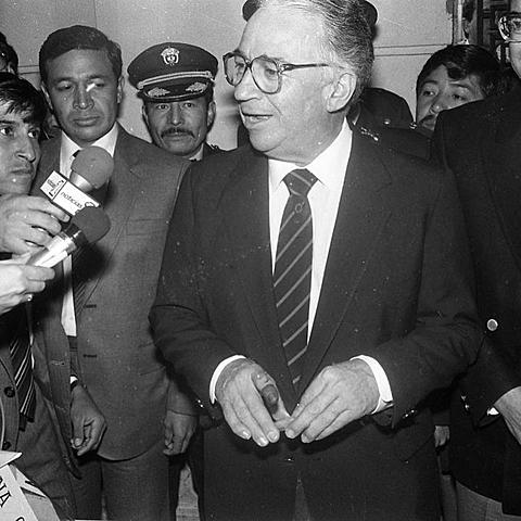 Belisario Betancur intenta hacer la paz