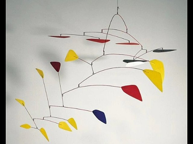 Prof - Intérieur / extérieur / Alexander Calder&nbsp;: "Mobile sur deux plans" (Mobile suspendu.Tôle d'aluminium, fils d'acier peints, 200 x 120 x 110 cm, Musée National d'Art Moderne, Paris)