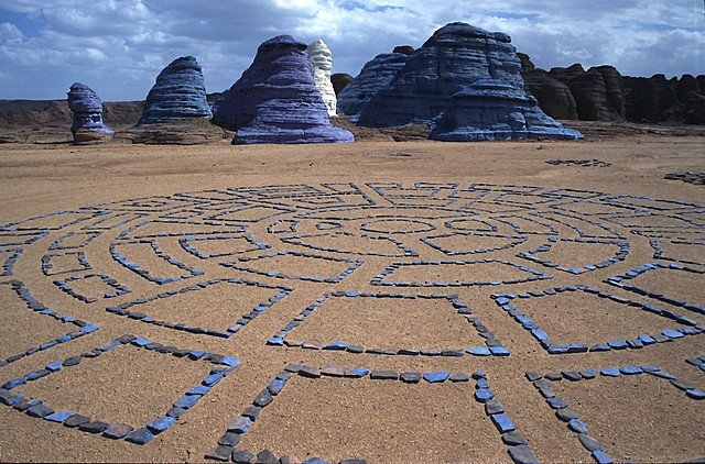 Prof - L'espace comme matériau et support possible / Jean Vérame: "Labyrinthe" (Rochers, peinture, Massif du Tibesti, Tchad, Land Art)