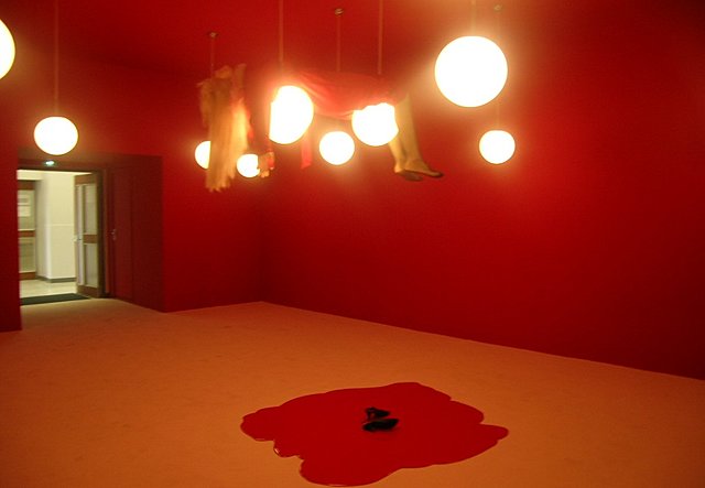 Prof - Installation, environnement / Virginie Barré: "Ecarlate" (Mannequin en résine, luminaires, fausse flaque de sang, chaussures à talon, son; Collection FRAC Basse-Normandie)