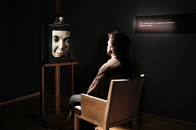 Prof - Dispositif / Catherine Ikam: "Oscar" (Environnement interactif et portrait numérique interactif en temps réel. Logiciels développés pour cette œuvre: reconnaissance de forme et intelligence artificielle)