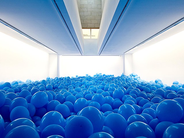 Prof - Sollicitation du spectateur / Martin Creed: "Work No. 247 Half the air in a given space (2000)" (37000 ballons de baudruches de couleur bleue, MARCO, Museo de Arte Contemporánea de Vigo, Espagne)