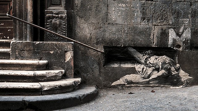 Prof - L'enregistrement ou la perte / Ernest Pignon Ernest: "Naples" (Tirages photographies de ses interventions dans la cité de Naples, Italie)