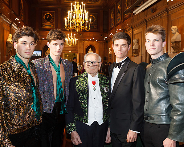 presenta una sfilata di moda <<70 anni di creazione>> all'acadèmie des Beaux-arts di Parigi