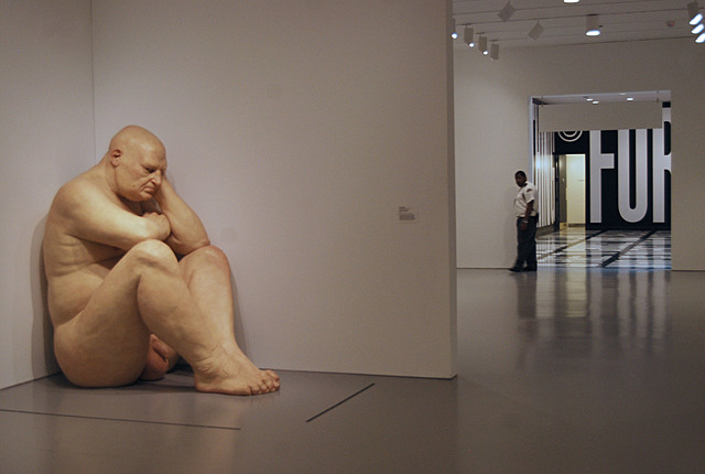 Prof - La disposition / Ron Mueck: "Sans titre (Big Man)" (Résine polyester pigmentée sur fibre de verre, 203.8 × 120.7 × 204.5 cm, Hirshhorn Museum and Sculpture Garden, Washington, USA, sculpture hyperréaliste)
