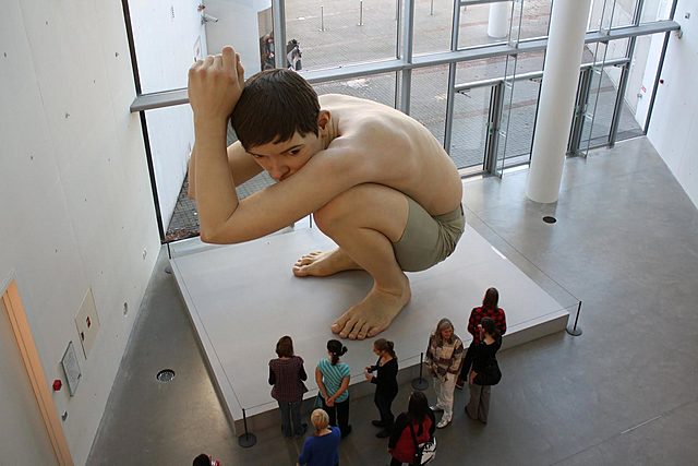 Prof - L'échelle / Ron Mueck: "Boy" (Silicone, fibre de verre, résine polyester, peinture à l’huile, cheveux, 490 x 490 x 240 cm, Kunstmuseum, Aarhus, Danemark, Hyperréalisme)