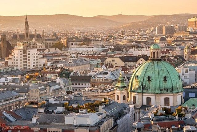 Primer concert públic a Viena.