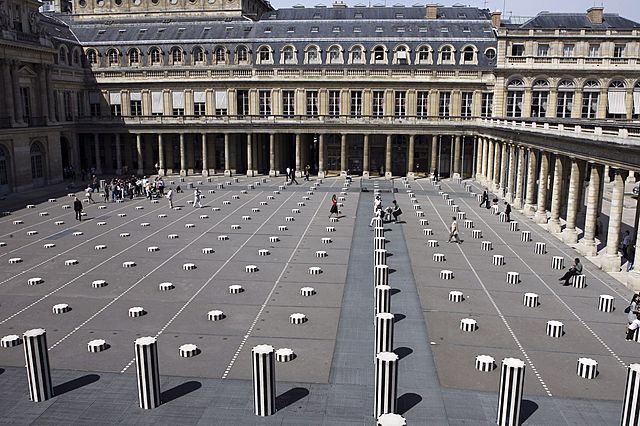 Prof - In-situ / Daniel Buren: "Les deux plateaux" (Oeuvre in-situ. Marbre blanc et noir. Grilles métalliques. Plan d'eau et éclairages. Cour d'honneur du Palais-Royal, Paris)