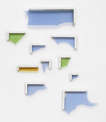 Prof - Le cadre / Pierre Buraglio: "Brisés" (Verres brisés enchâssées dans petits cadres de bois peints en blanc, 83 x 67cm, Galerie Ceysson & Bénétière, Saint-Etienne, groupe Support / Surface)