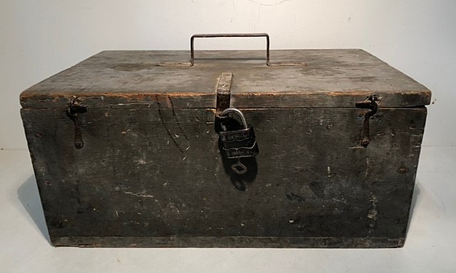 Se encuentra la caja metálica azul, es cuadrada con un candado redondo y dorado