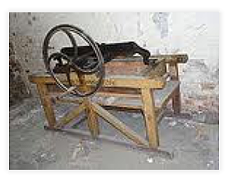 MAQUINA DE LAVAR CON UN MECANISMO DE ESCURRIDOR