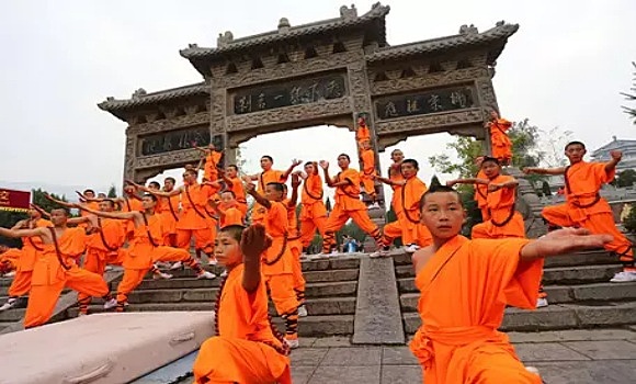 ai chi o tai chi chuan en chino, 太極拳; en pinyin, Tàijí quán "supremo puño definitivo" o sublime "último puño"es un arte marcial en China,practica desde siglo XXI por millones de personas en el mundo,se encuentra entre las artes marciales más practicadas.