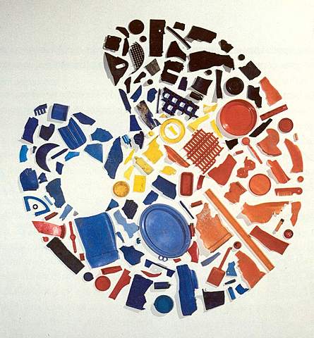 La cimaise / Tony Cragg: "Palette" (Objets en plastique bleu, jaune, rouge. 162 x 180 cm. Collection FRAC Bourgogne)