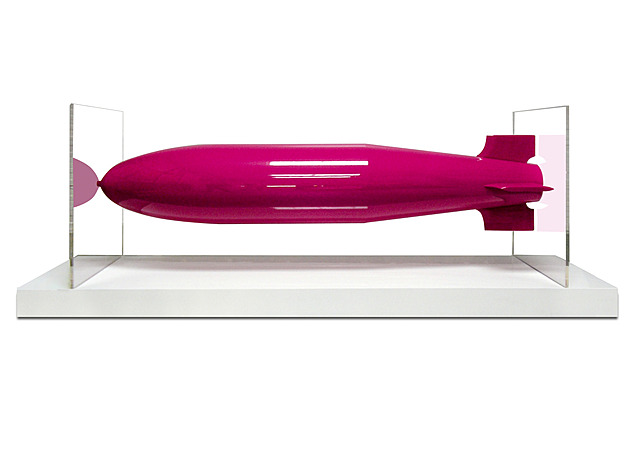 Prof - Le présentoir / Kata Legrady: "Chanel 217 / Pink Bomb" (Résine synthétique, laquée pour ressembler au vernis Chanel 217, sur socle en bois, montée sur socle en plexiglas. 397 × 89 × 89 cm, propriété de l'artiste)