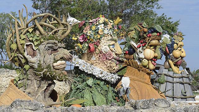 Prof - La collection / Philip Haas: "Les Géants d'Arcimboldo" (Installation, 4 sculptures en résine. 5m de haut. 400 kg chacune. Exposition temporaire du 19 mai au 30 septembre au Château des Baux-de-Provence)