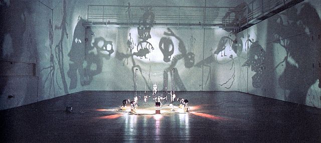 Prof - Les éclairages / la projection / Christian Boltanski: "Le Théâtre d'ombres" (Oeuvre sans cesse renouvelée. Figurines en carton, papier, laiton, fil de fer, projecteur et ventilateur. Les ombres sont mouvantes,  projetées et agrandies sur les murs)