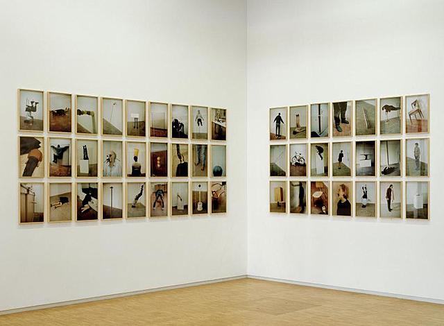 Prof – La sollicitation du spectateur / Erwin Wurm&nbsp;: série des "One minute sculptures" (Série de 48 photographies couleur. Musée National d’Art Moderne, Paris)